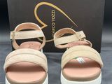 une paire de sandales pour femme en daim beige à semelles blanches