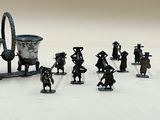 de nombreuses figurines représentant des personnes debout en cercle