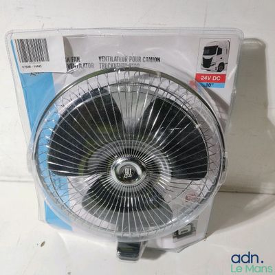 une boîte contenant un ventilateur, posée sur une table