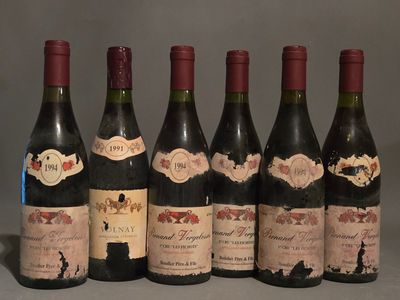 plusieurs bouteilles de vin sont alignées sur une table