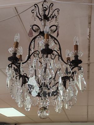un lustre suspendu au plafond d'un magasin