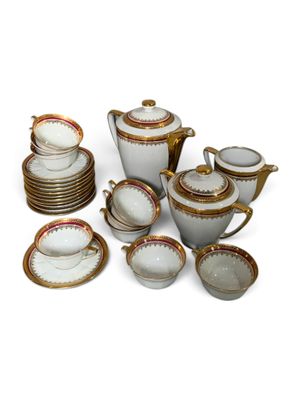 beaucoup d'assiettes, de tasses et de soucoupes blanches et dorées