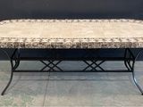 une image représentant une table avec un plateau en carrelage