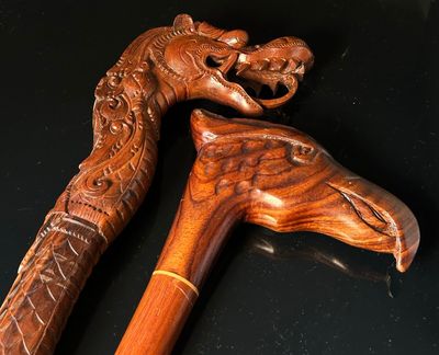 Lot de 2 cannes en bois comprenant une à pommeau en forme de…