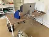un bureau sur lequel se trouvent deux ordinateurs et un sac posé par terre