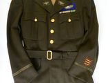 uniforme porté par un officier de l'armée américaine sur fond blanc