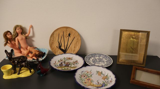 Lot comprenant sac garni d'assiettes décorative, oiseau en verre ...