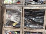 de nombreuses caisses contenant des articles divers, posées sur une palette