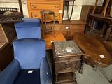 une chaise bleue et une table dans une pièce
