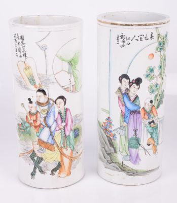 une paire de vases décorés de caractères asiatiques, posés sur une table
