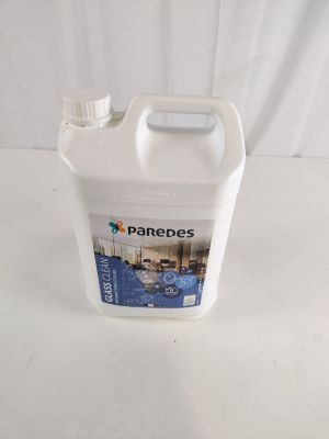 un récipient blanc muni d'un couvercle blanc, posé sur une table