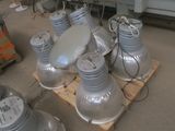 de nombreuses lampes posées sur une palette dans un entrepôt