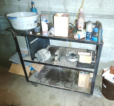 une photo d'une chambre en désordre avec un lavabo et une étagère