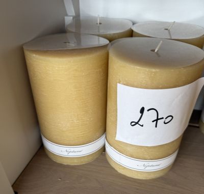 trois bougies posées les unes à côté des autres sur une étagère