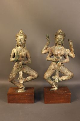 ASIE. Paire de statues représentant des divinités dansantes.…