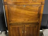 une vieille commode en bois avec deux tiroirs et un tiroir en dessous