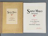 Le livre est ouvert sur une surface grise, avec une couverture en noir et blanc.
