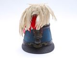 un chapeau bleu orné d'une plume rouge