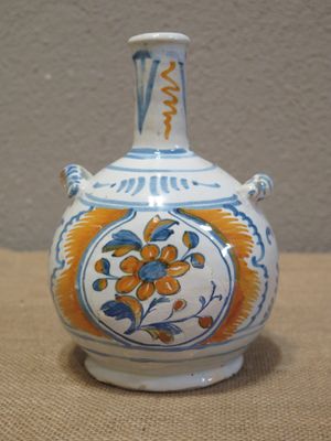 un petit vase orné d'un motif floral