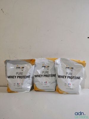 trois sachets de protéines de lactosérum posés sur un plan de travail