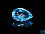 gros plan d'un diamant bleu sur une surface noire