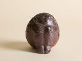une petite figurine représentant un homme barbu