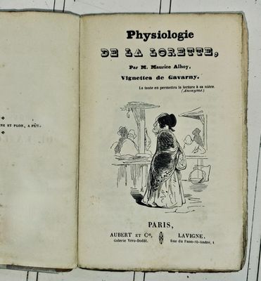 un livre ouvert sur lequel figure l'image d'une femme en robe