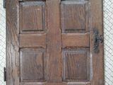 une porte en bois avec une fenêtre sur la face extérieure