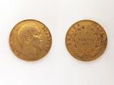 deux souverains d'or, l'un à l'effigie d'un homme et l'autre à celle d'une femme