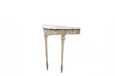 une petite table avec un plateau en marbre sur fond blanc