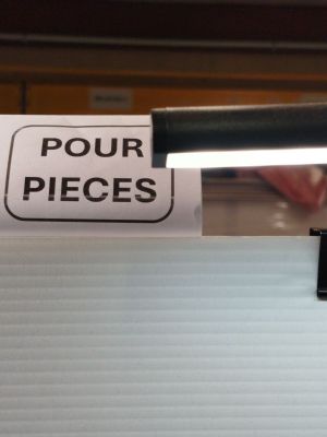 a sticker on a piece of paper that says pour pieces