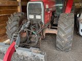 un tracteur garé dans un garage