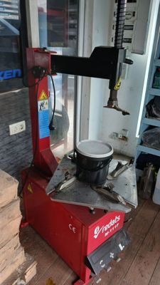 une machine rouge posée sur un plancher en bois