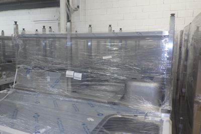 une machine qui fait tourner une feuille de plastique autour d'elle