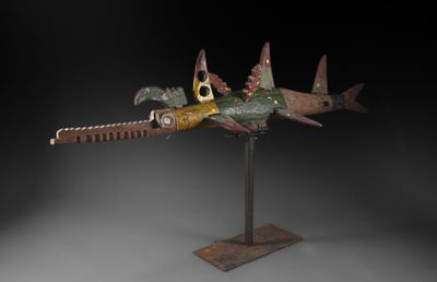 une photo d'une sculpture représentant un poisson posée sur un socle
