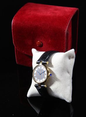 une montre posée sur un oreiller