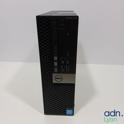un gros plan d'un ordinateur de bureau Dell posé sur une surface blanche