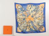 une écharpe bleue et jaune accrochée au mur à côté d'une boîte orange