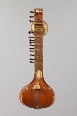 un gros plan d'un instrument de musique posé sur un support, sur fond gris