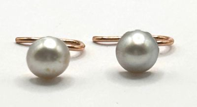 Paire de puces d'oreilles ornée d'une demi-perle fantaisie, fermoirs e - Photo 1