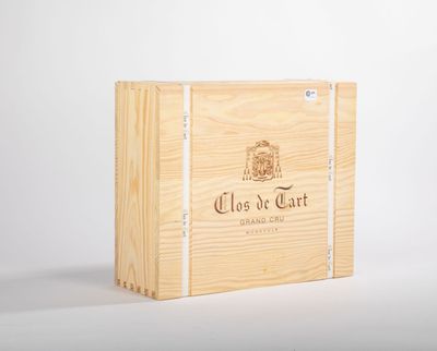 la caisse en bois est vide et prête à être remplie de vin