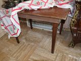 une table en bois recouverte d'une nappe rouge et blanche