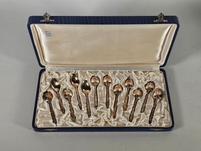 Suite de douze cuillères à café en métal argenté. Dans un écrin. - Photo 1