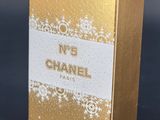 Flacon de parfum Chanel n° 5 dans un emballage doré et blanc