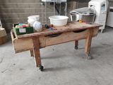 une table en bois sur laquelle sont posés des bols, dans un garage