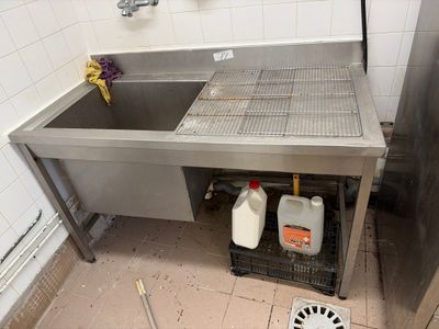 un évier de cuisine rempli d'eau
