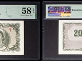 trois types de monnaie différents exposés dans une vitrine