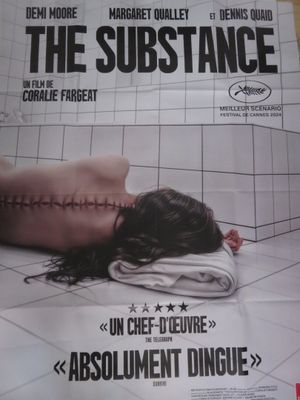 affiche représentant une femme allongée sur le sol, la tête posée sur une serviette