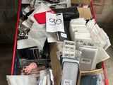 un caddie rempli d'appareils électroniques et d'autres articles