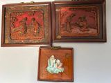 trois tableaux encadrés accrochés au mur d'une pièce